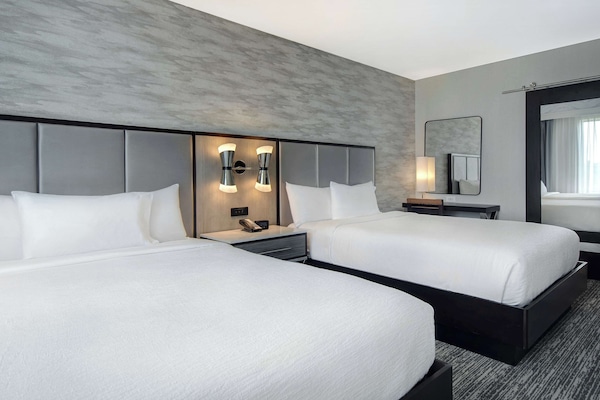 Een kluis op de kamer, een bureau, een laptopwerkplek