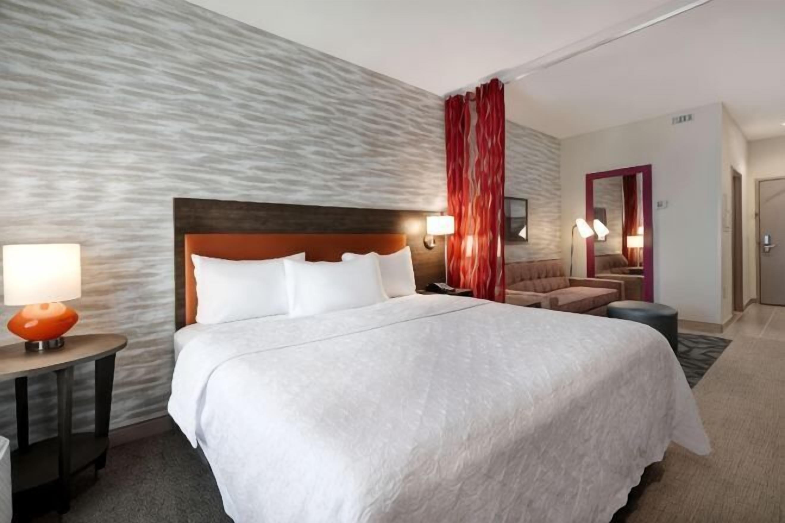 Bureau, rideaux d’obscurcissement, fer et planche à repasser