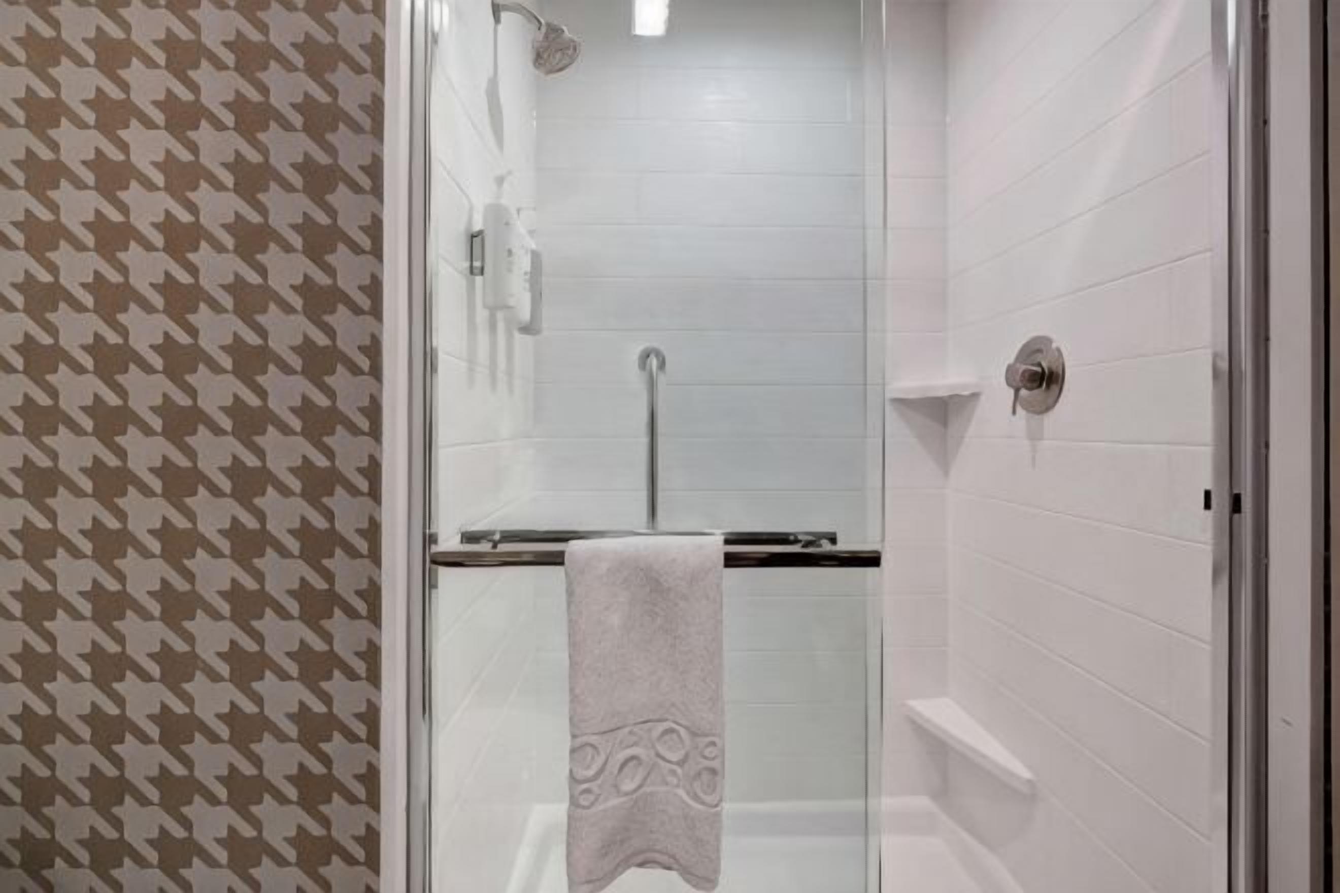 Douche cascade, articles de toilette griffés, séchoir à cheveux