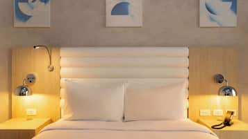 Habitación de hotel con cama, dos mesitas de noche, una lámpara de pared y tres cuadros abstractos.