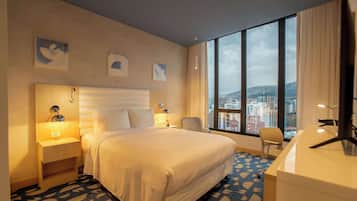 Hochwertige Bettwaren, Daunenbettdecken, Schreibtisch