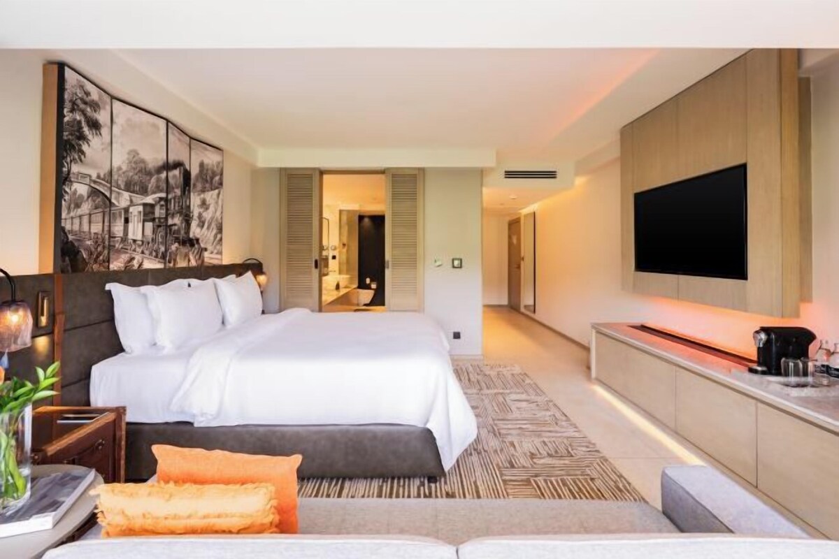 Egyptian cotton sheets, premium bedding, minibar (some free items)