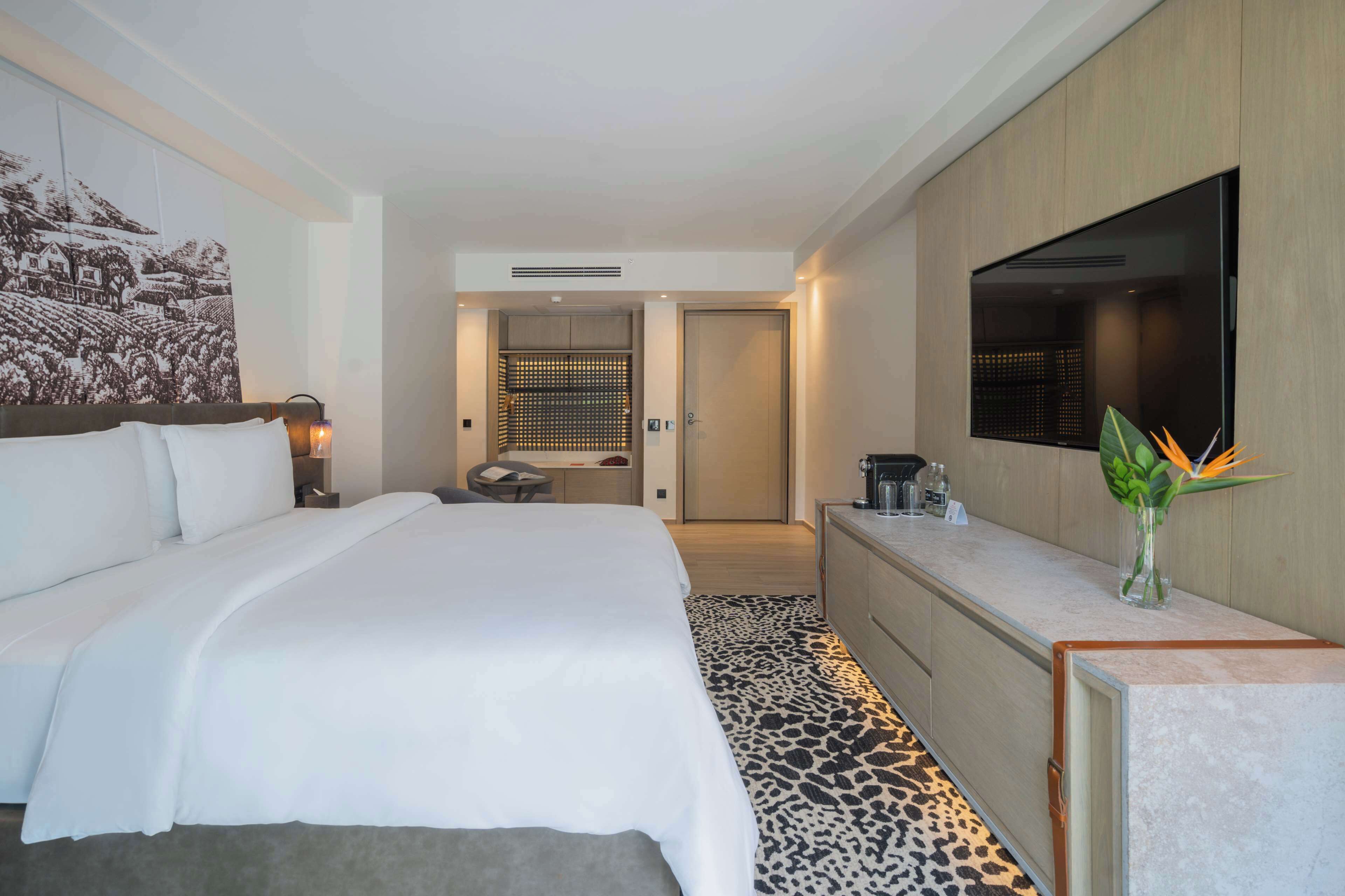 Serene King Accessible Guest Room | Egyptian cotton sheets, premium bedding, minibar (some free items)