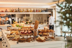 Daily cooked-to-order breakfast for a fee
