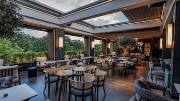 3 bars/lounges