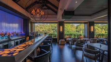 3 bars/lounges