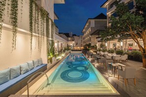 Piscine extérieure, chaises longues