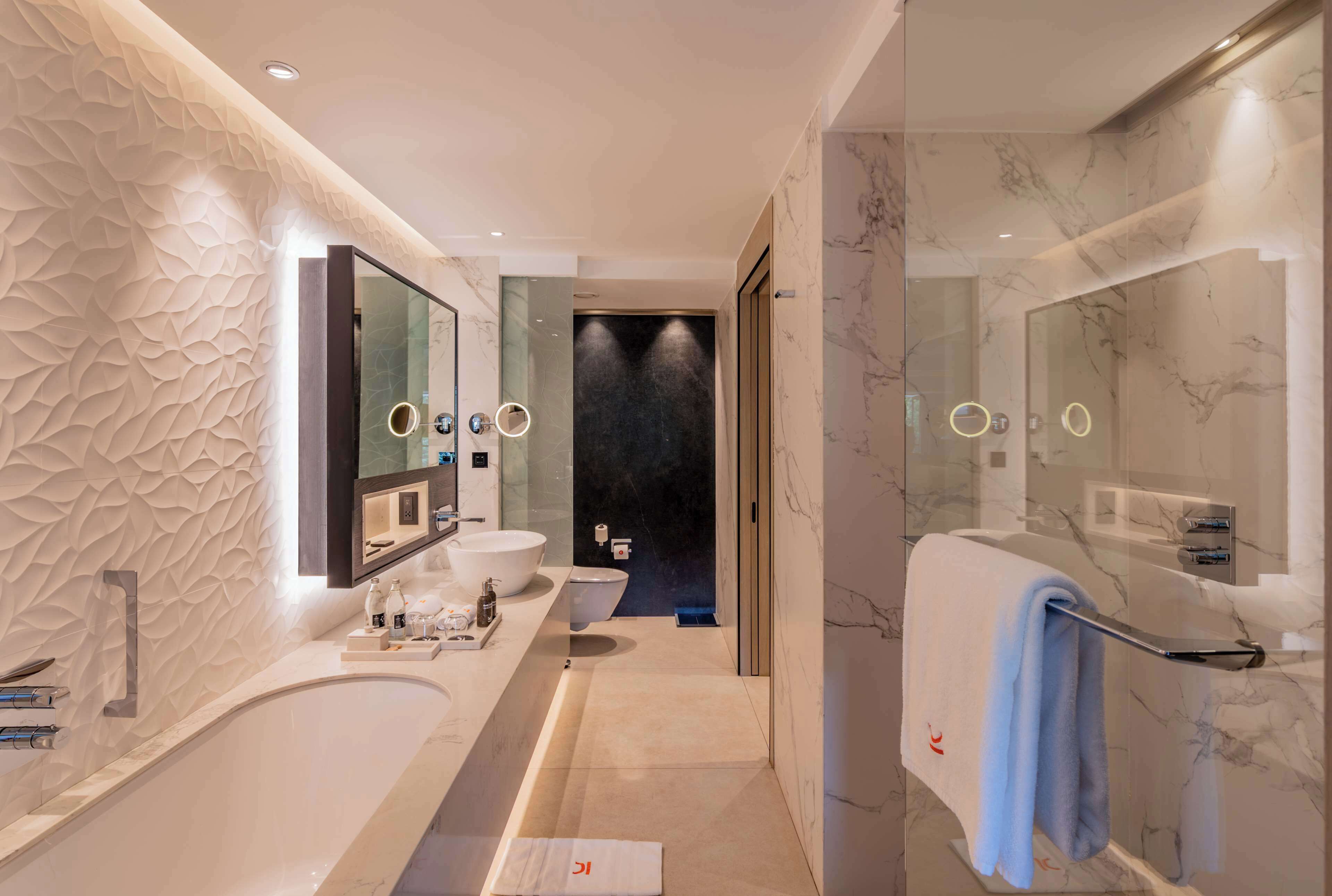 Signature King Room-Balcony | Bathroom