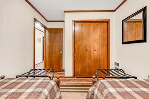 2 bedrooms, iron/ironing board, internet, bed sheets