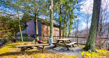 Mountain view condo with gas fireplace, W/D, & balcony - ski in/out access