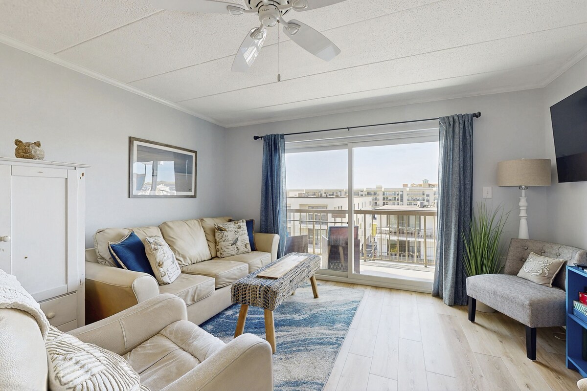 Dog-friendly stay near the ocean with private balcony, washer/dryer, & AC