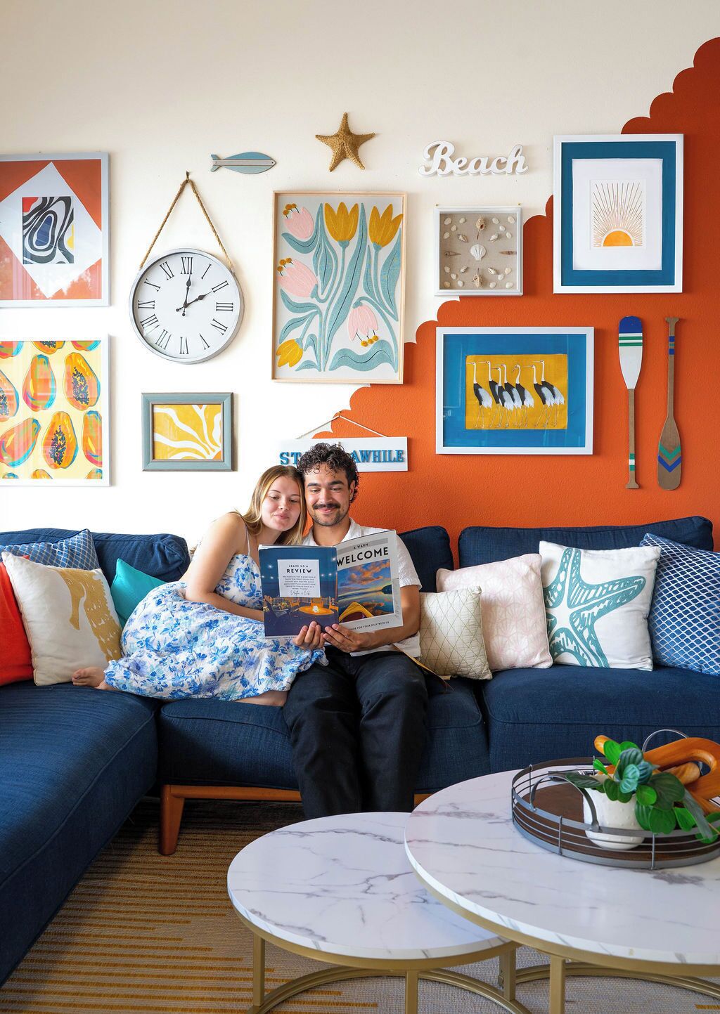 Älytelevisio, DVD-soitin, pöytäjalkapallopöytä, kirjoja