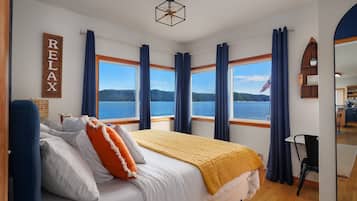 3 bedrooms, desk, iron/ironing board, travel crib