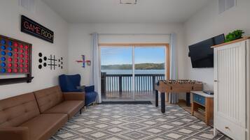 Smart-TV, DVD-spiller, fotballspill og bøker