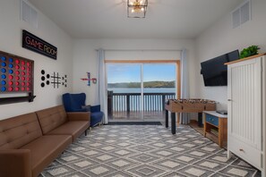 TV connectée, lecteur de DVD, baby-foot, livres