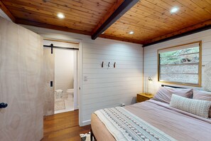 2 bedrooms, Internet, bed sheets - Lake-view condo with balcony, firepit, outdoor pool, 2 kayaks, & washer/dryer (Garfield)