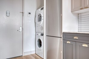 Interior - Classic East Village 2BR w/ W/D, Gym & Elevator, nr cafes, by Blueground (Downtown)