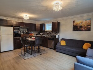 Réfrigérateur, micro-ondes, machine à expresso, cafetière/bouilloire