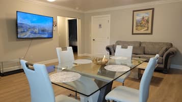 Family Suite, 2 Bedrooms, Kitchen | In-room dining