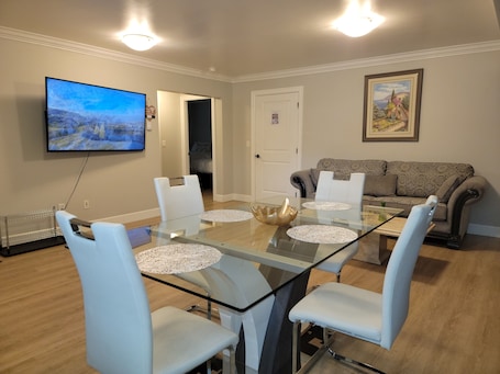 Family Suite, 2 Bedrooms, Kitchen | In-room dining