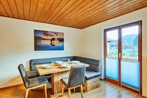 Dining - Alpenrose 91 m², 2-5 persons, 2 sep. Bedroom, eat-in kitchen, WLAN, balcony (Unterwössen)