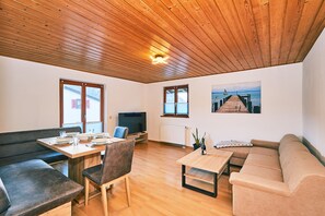 Living area - Alpenrose 91 m², 2-5 persons, 2 sep. Bedroom, eat-in kitchen, WLAN, balcony (Unterwössen)