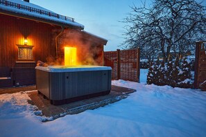 Outdoor spa tub - Alpenrose 91 m², 2-5 persons, 2 sep. Bedroom, eat-in kitchen, WLAN, balcony (Unterwössen)