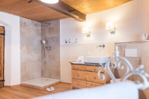 Douche, séchoir à cheveux, serviettes fournies