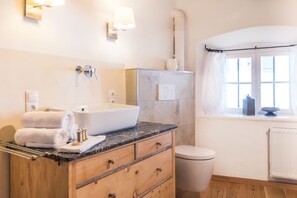 Douche, séchoir à cheveux, serviettes fournies