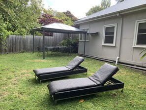 Outdoor dining - Amazing location across the road from Mount Martha South Beach Check in 10am (Mount Martha)