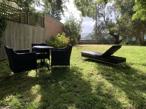 Outdoor dining - Amazing location across the road from Mount Martha South Beach Check in 10am (Mount Martha)