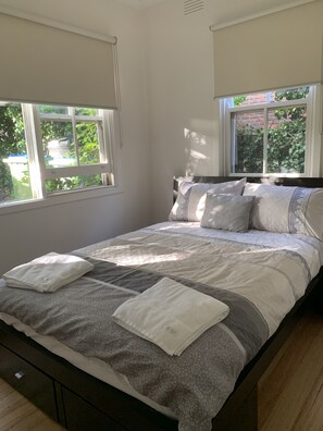 4 bedrooms, iron/ironing board, free WiFi, bed sheets - Amazing location across the road from Mount Martha South Beach Check in 10am (Mount Martha)
