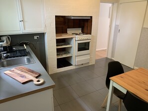 Kühlschrank, Mikrowelle, Ofen, Wasserkocher