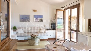 Una sala de estar acogedora con un sofá, una mesita de centro y vistas al exterior.