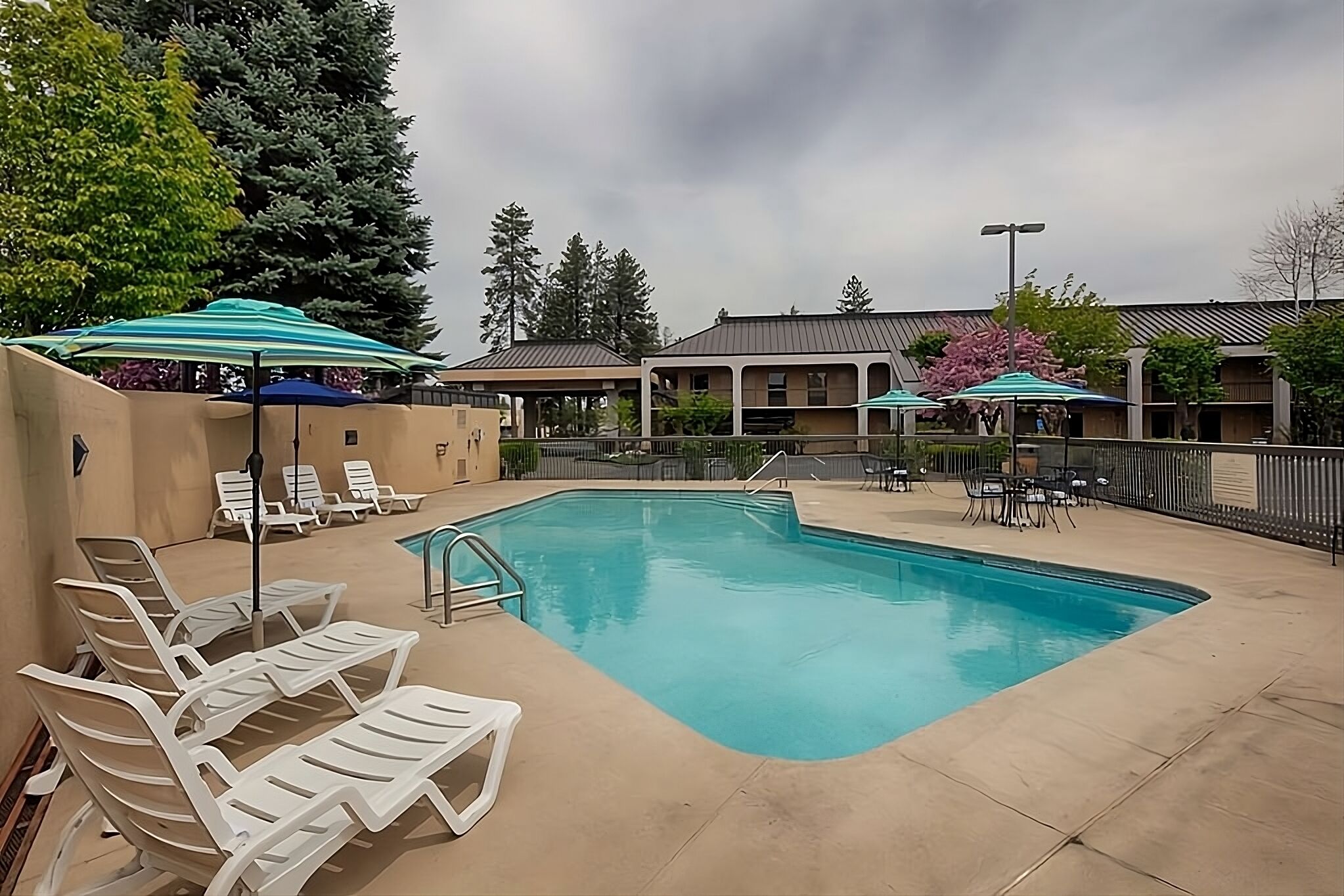 Comfort and Convenience! 2 Relaxing Units! Close to Bend Municipal Airport!