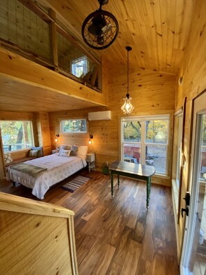 2 habitaciones, tabla de planchar con plancha y ropa de cama 