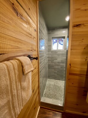 Dusche, Haartrockner, Handtücher, Seife