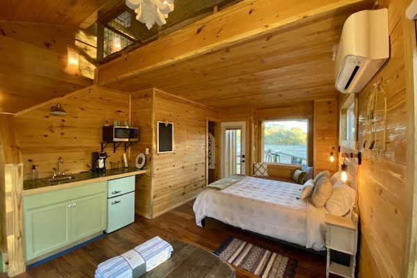 2 habitaciones, tabla de planchar con plancha y ropa de cama