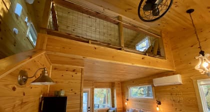 Coach's Quarters - The Dugout - Come Spend The Night in the Trees!!