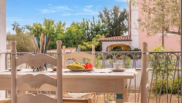 Standard Apartment, Multiple Bedrooms (Le Residenze Del Golfo Di Orosei Bilo) | Outdoor dining