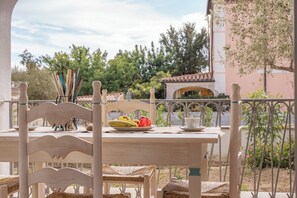 Standard Apartment, Multiple Bedrooms (Le Residenze Del Golfo Di Orosei Bilo) | Outdoor dining