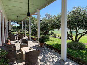 Outdoor dining - Heritage country homestead hotels, close to wineries, concerts & restaurants (Leconfield)