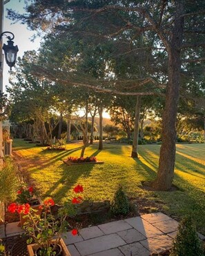 Property grounds - Heritage country homestead hotels, close to wineries, concerts & restaurants (Leconfield)