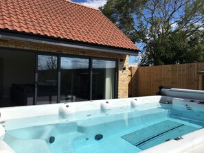 Outdoor spa tub - The Willows, Ashlin Farm Barns (Lincoln)
