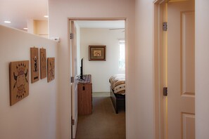 1 bedroom, free WiFi, bed sheets - Shamans Den - Beautifully decorated space w/a view (Sedona)