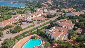 A residential area with a swimming pool, terraced houses, and a view of the sea. - Il Giardino Degli Oleandri Bilo 4 (Arzachena)