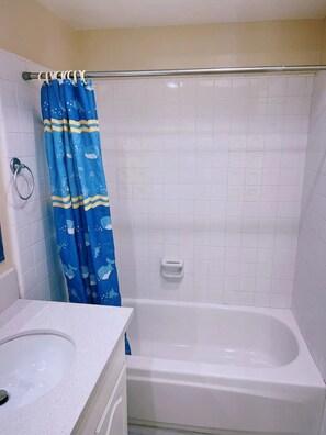 Een douche, een haardroger, handdoeken, zeep