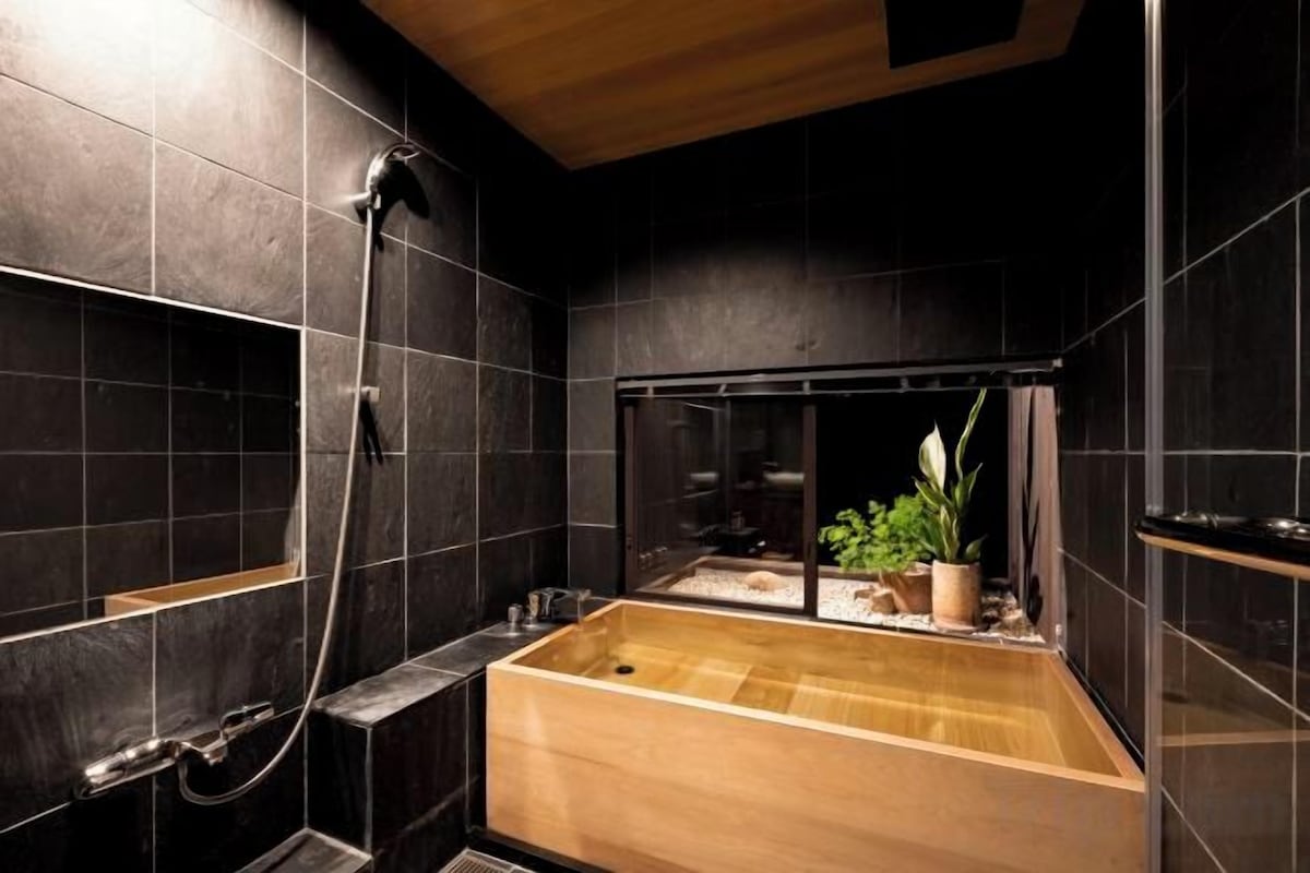 Salle de bain | Baignoire et douche séparées, séchoir à cheveux, pantoufles