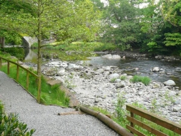 Property grounds - Keswick Bridge within walking distance of Keswick town centre and private parking (Keswick)