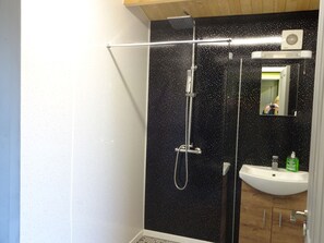 Shower, towels - Naaf Lodge, Bowness on Solway, dog friendly at the start of Hadrian's Wall, close to beach (Bowness on Solway)